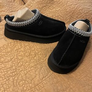 Black Ugg platform tazz